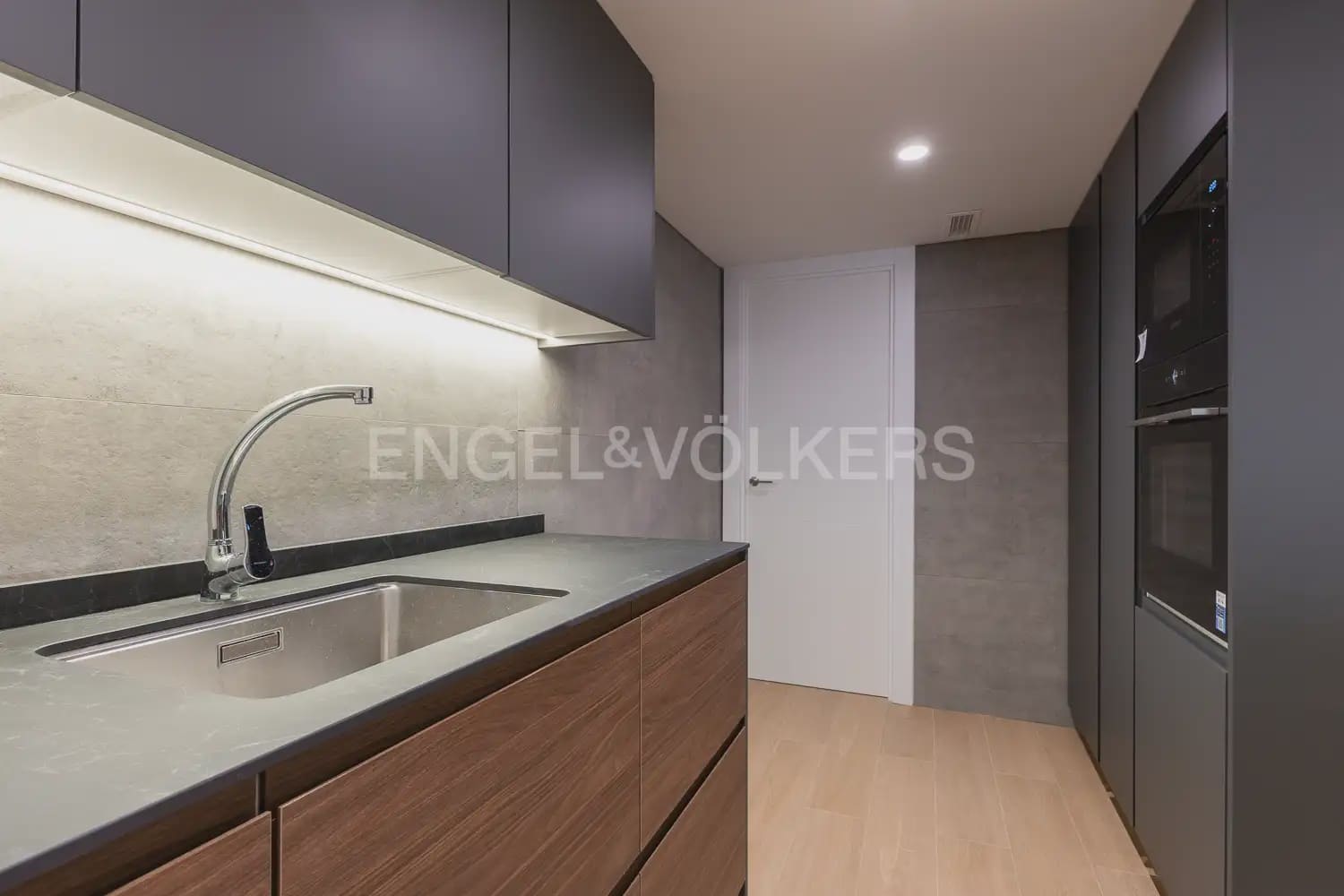 4 soverom Leilighet til leie i Valencia by med garasje - € 3 500 (Ref: 9999090)