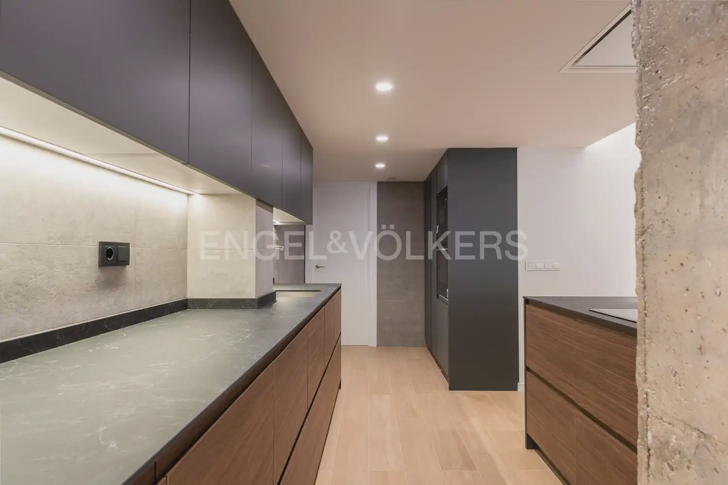 4 soverom Leilighet til leie i Valencia by med garasje - € 3 500 (Ref: 9999090)