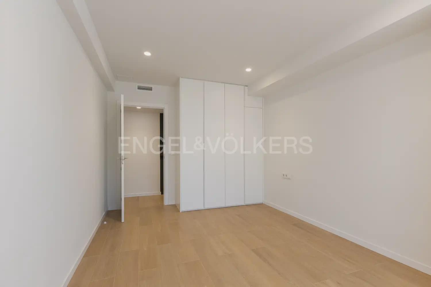 4 soverom Leilighet til leie i Valencia by med garasje - € 3 500 (Ref: 9999090)