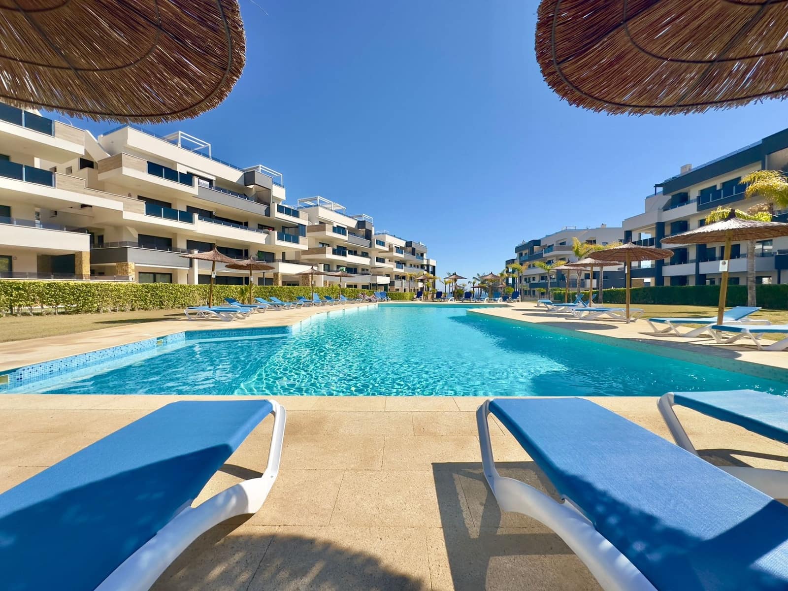 3 soveværelse Lejlighed til salg i Playa Flamenca med swimmingpool garage - € 589.900 (Ref: 9929377)