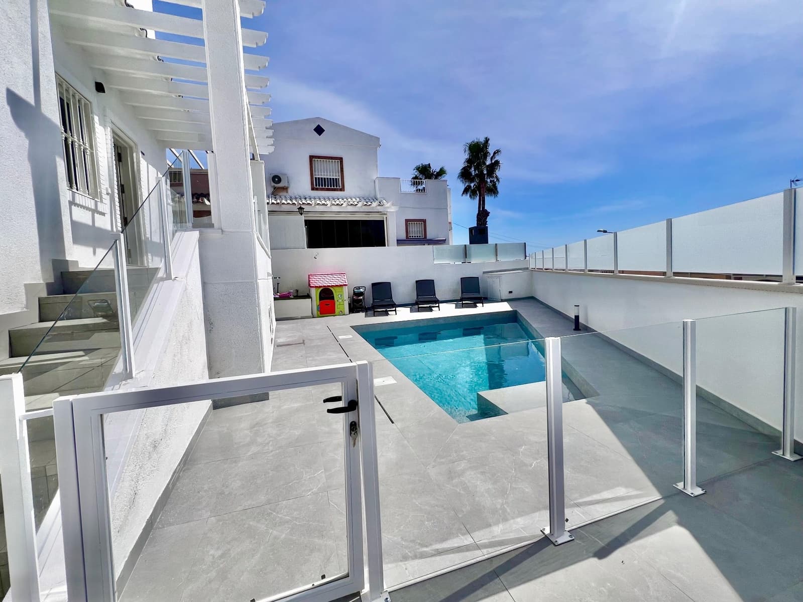 5 Zimmer Villa zu verkaufen in Filipinas mit Pool - 459.000 € (Ref: 9929380)