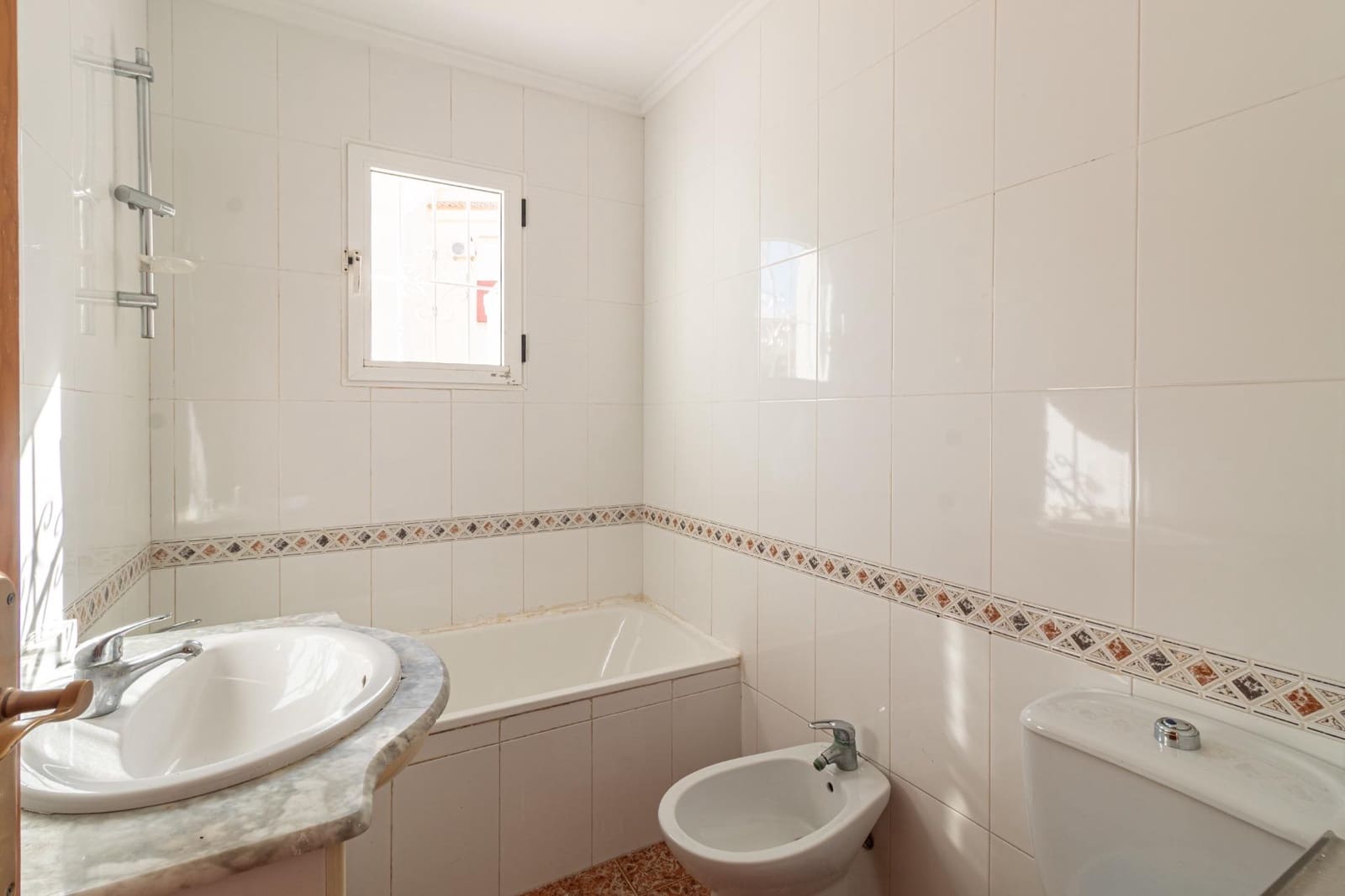 Adosado de 3 habitaciones en La Florida en venta con piscina - 179.000 € (Ref: 9999623)