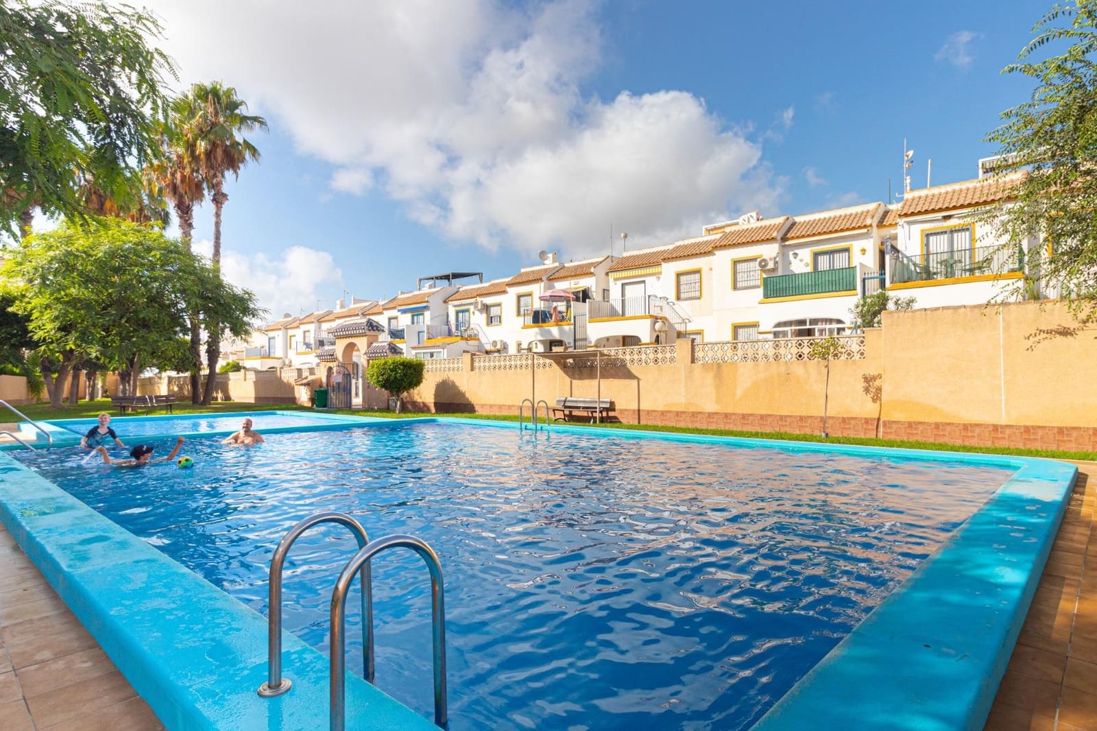 Adosado de 3 habitaciones en La Florida en venta con piscina - 179.000 € (Ref: 9999623)