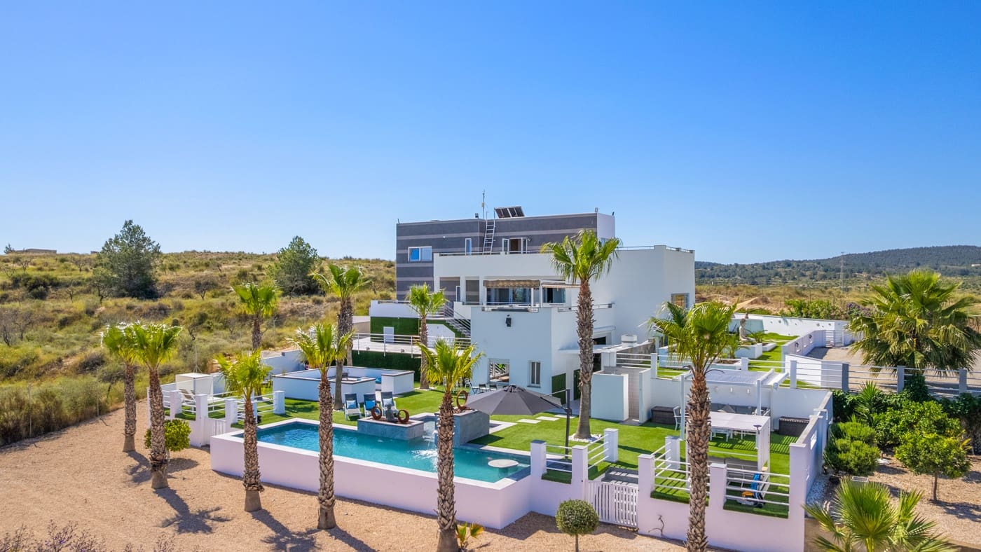 5 bedroom Villa for sale in Torremendo with pool - € 1,695,000 (Ref: 10088045)