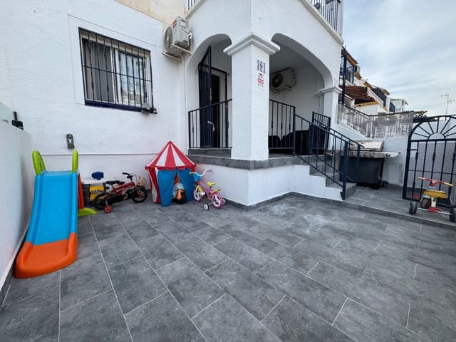 3 makuuhuone Omakotitalo myytävänä paikassa Playa Flamenca, Orihuela mukana uima-altaan - 169 900 € (Ref: 10088085)