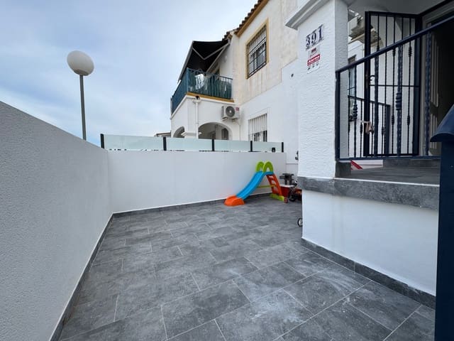 3 makuuhuone Omakotitalo myytävänä paikassa Playa Flamenca, Orihuela mukana uima-altaan - 169 900 € (Ref: 10088085)