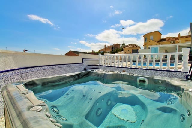 Chalet de 3 habitaciones en Villamartin, Orihuela en venta con piscina garaje - 499.000 € (Ref: 10088159)
