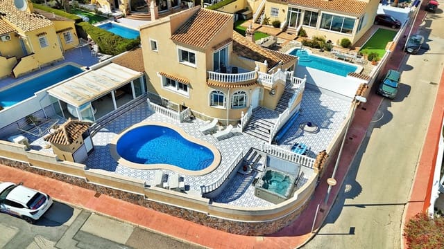 Chalet de 3 habitaciones en Villamartin, Orihuela en venta con piscina garaje - 499.000 € (Ref: 10088159)