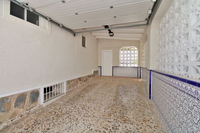 Chalet de 3 habitaciones en Villamartin, Orihuela en venta con piscina garaje - 499.000 € (Ref: 10088159)
