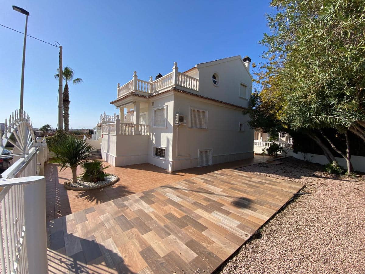4 makuuhuone Huvila myytävänä paikassa Torrevieja mukana uima-altaan - 594 900 € (Ref: 10088211)