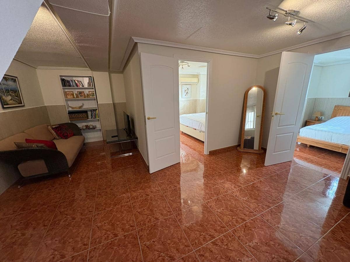 4 makuuhuone Huvila myytävänä paikassa Torrevieja mukana uima-altaan - 594 900 € (Ref: 10088211)