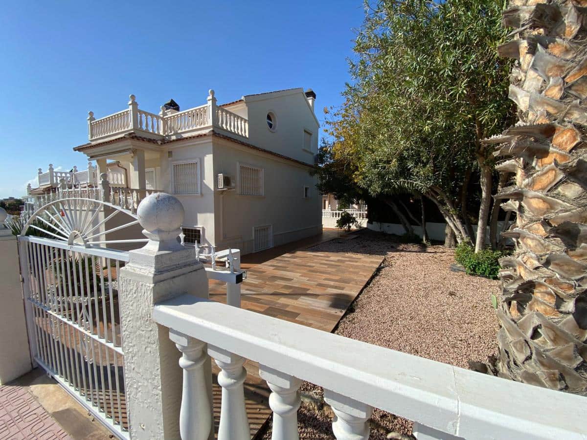 4 makuuhuone Huvila myytävänä paikassa Torrevieja mukana uima-altaan - 594 900 € (Ref: 10088211)