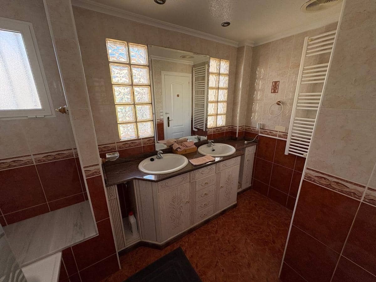 4 makuuhuone Huvila myytävänä paikassa Torrevieja mukana uima-altaan - 594 900 € (Ref: 10088211)