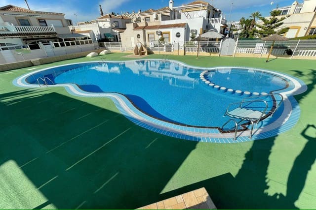 3 soveværelse Byhus til salg i Playa Flamenca med swimmingpool - € 228.000 (Ref: 10088215)