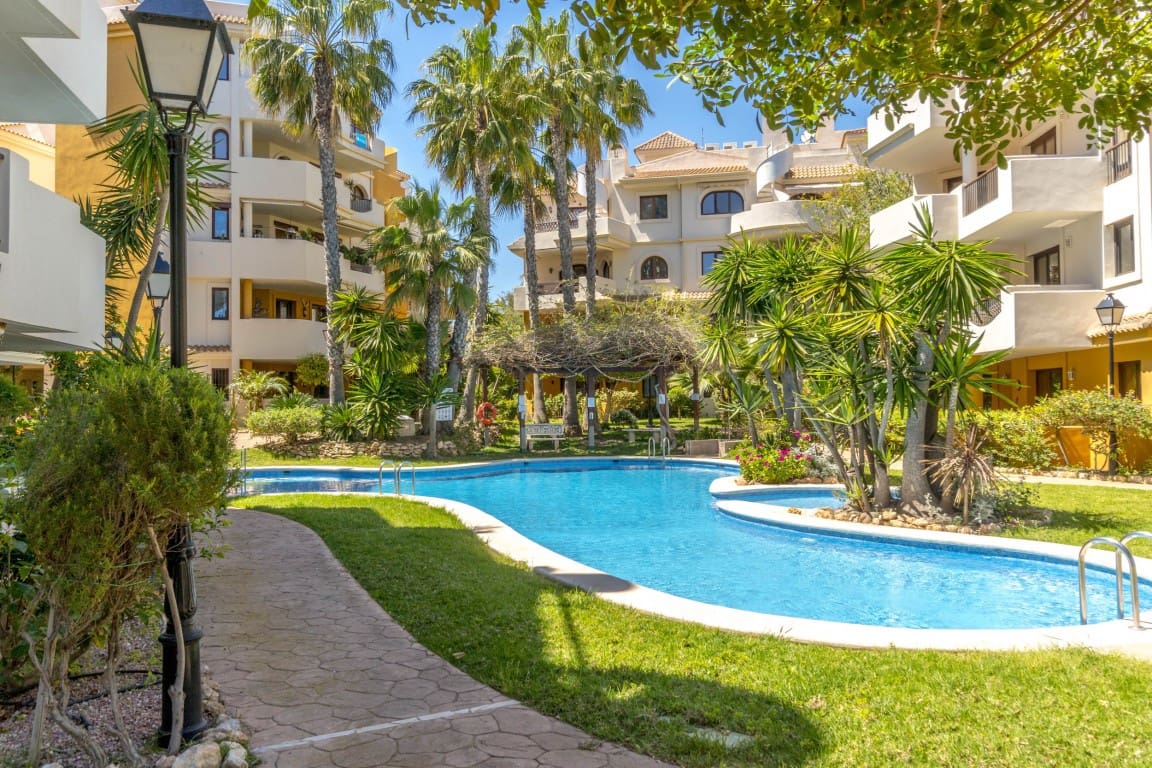 2 soveværelse Lejlighed til salg i Punta Prima med swimmingpool garage - € 299.900 (Ref: 10088239)