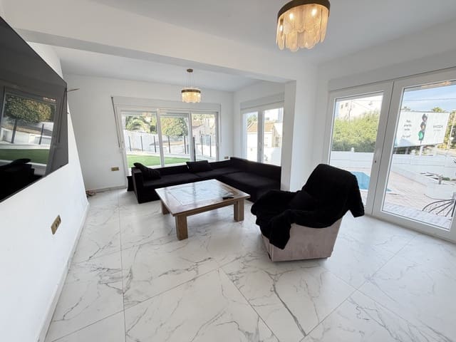 6 soveværelse Villa til salg i Villamartin, Orihuela med swimmingpool garage - € 695.000 (Ref: 10096978)