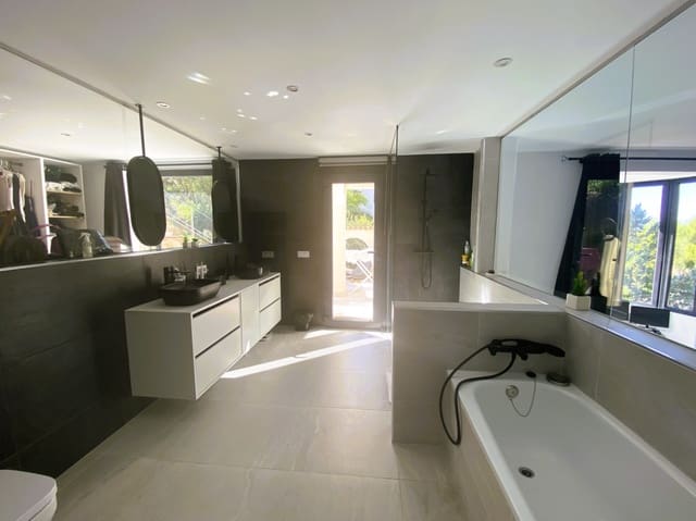4 bedroom Villa for sale in Costa de la Calma, Calvià with pool garage - € 2,850,000 (Ref: 10135443)