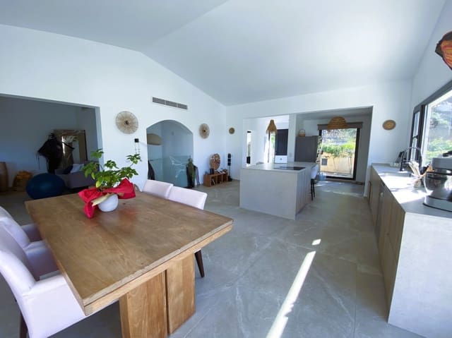 4 bedroom Villa for sale in Costa de la Calma, Calvià with pool garage - € 2,850,000 (Ref: 10135443)
