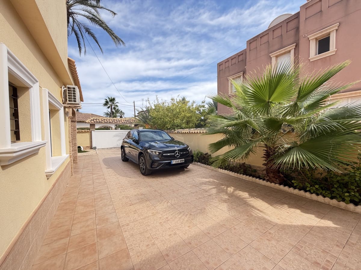 4 soverom Villa til salgs i Cabo Roig med svømmebasseng garasje - € 749 000 (Ref: 10165728)