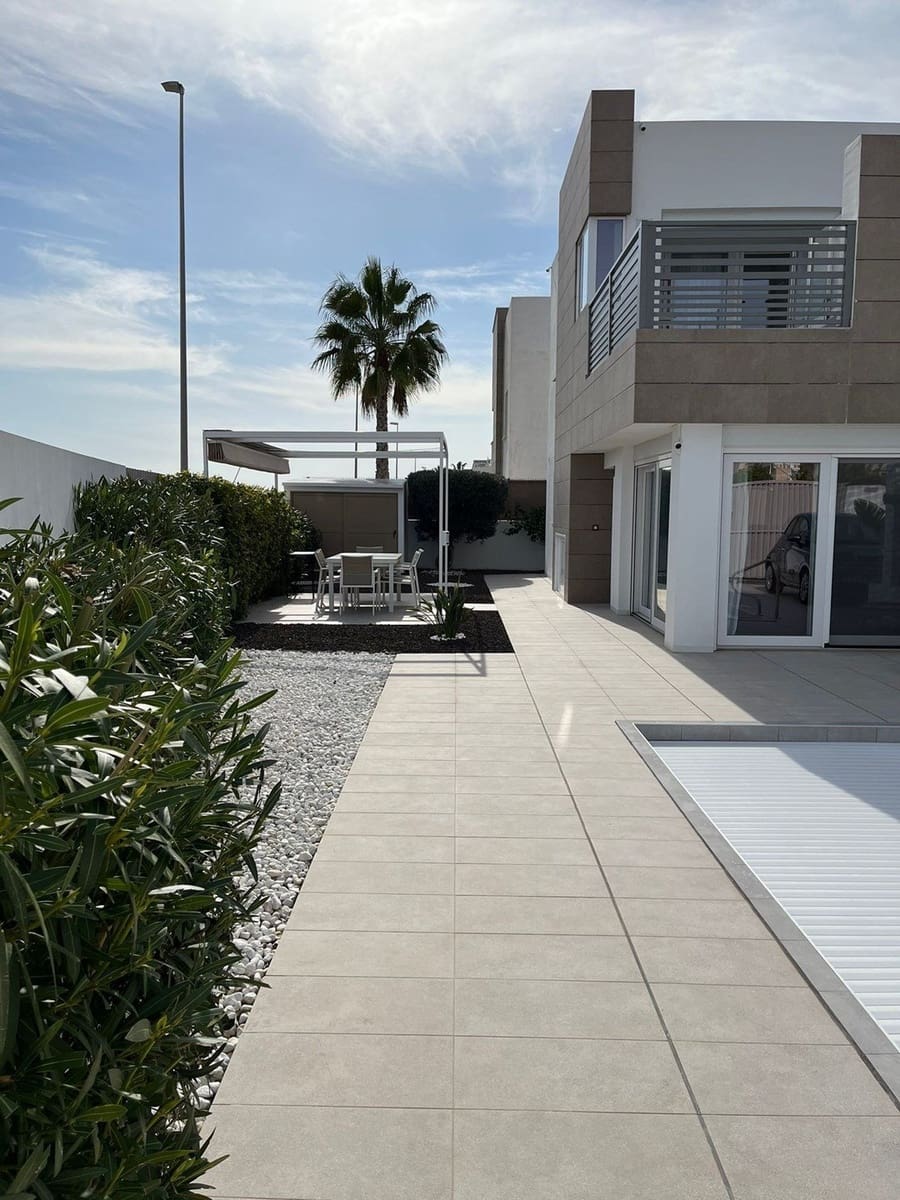 3 bedroom Villa for sale in El Raso, Guardamar del Segura with pool