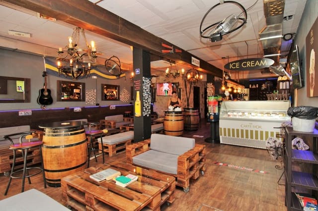 Commercial for sale in Villamartin, Orihuela - € 299,000 (Ref: 9299159)