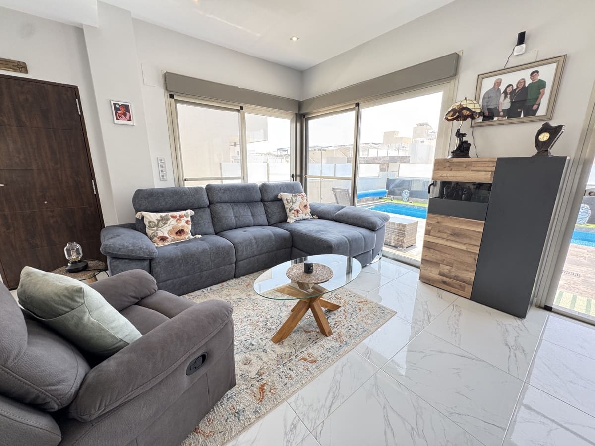 4 bedroom Villa for sale in Villamartin - € 450,000 (Ref: 9299231)