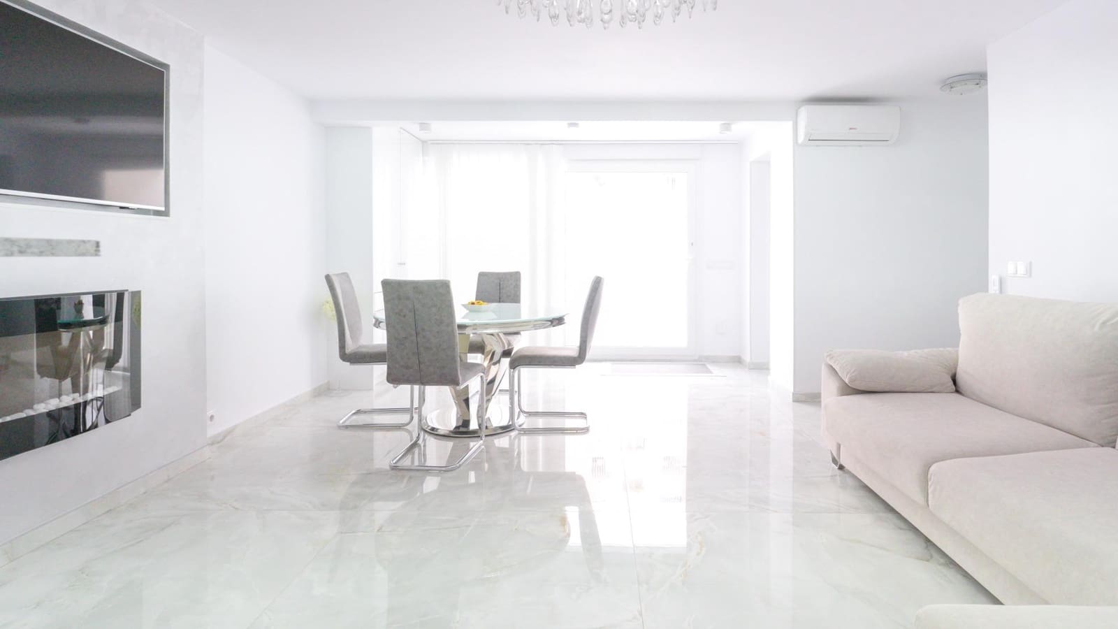 4 makuuhuone Omakotitalo myytävänä paikassa Torrevieja mukana uima-altaan 
autotalli - 545 000 € (Ref: 9299294)