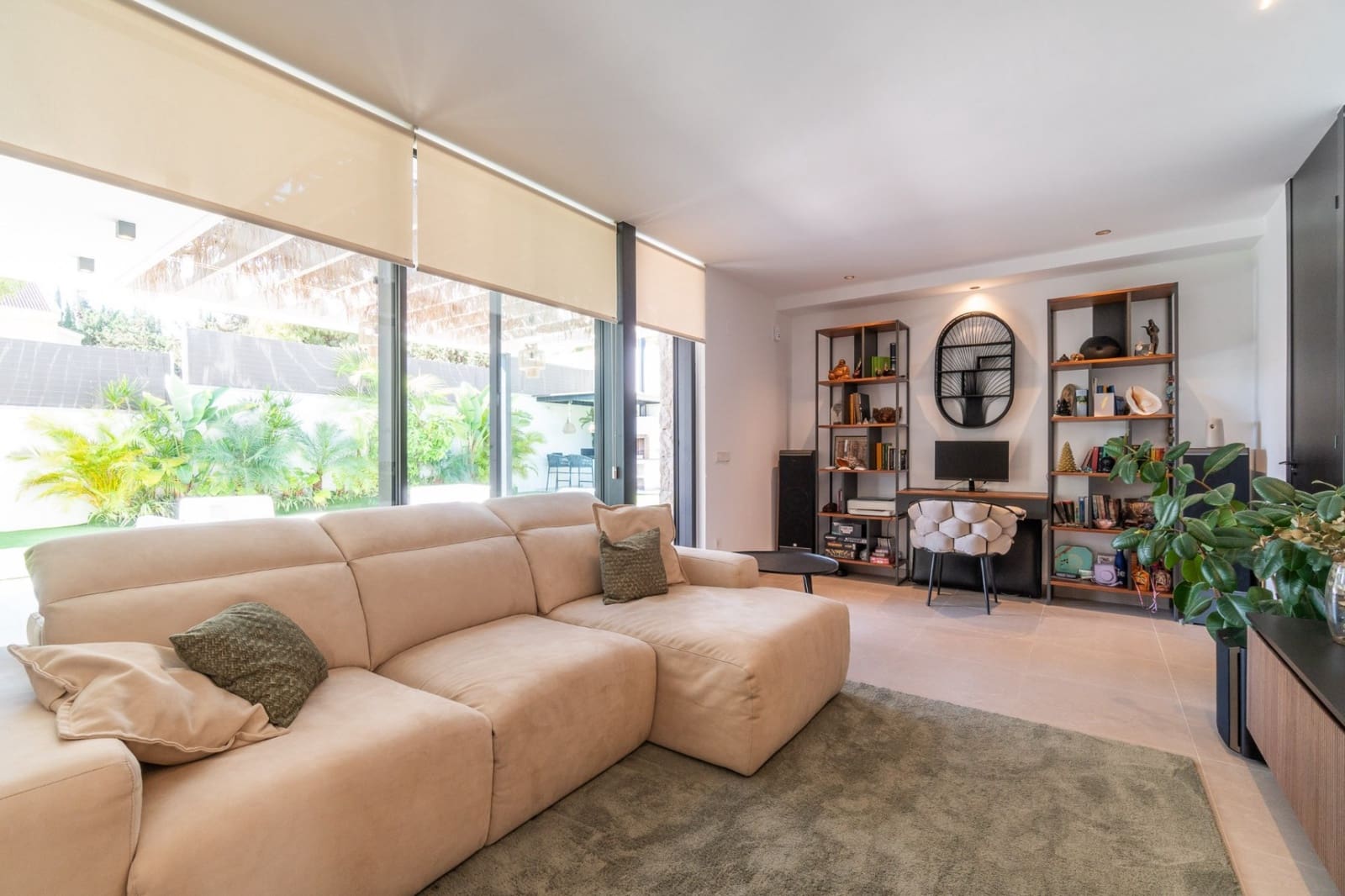 2 bedroom Villa for sale in Torrevieja with pool garage - € 649,000 (Ref: 9299417)