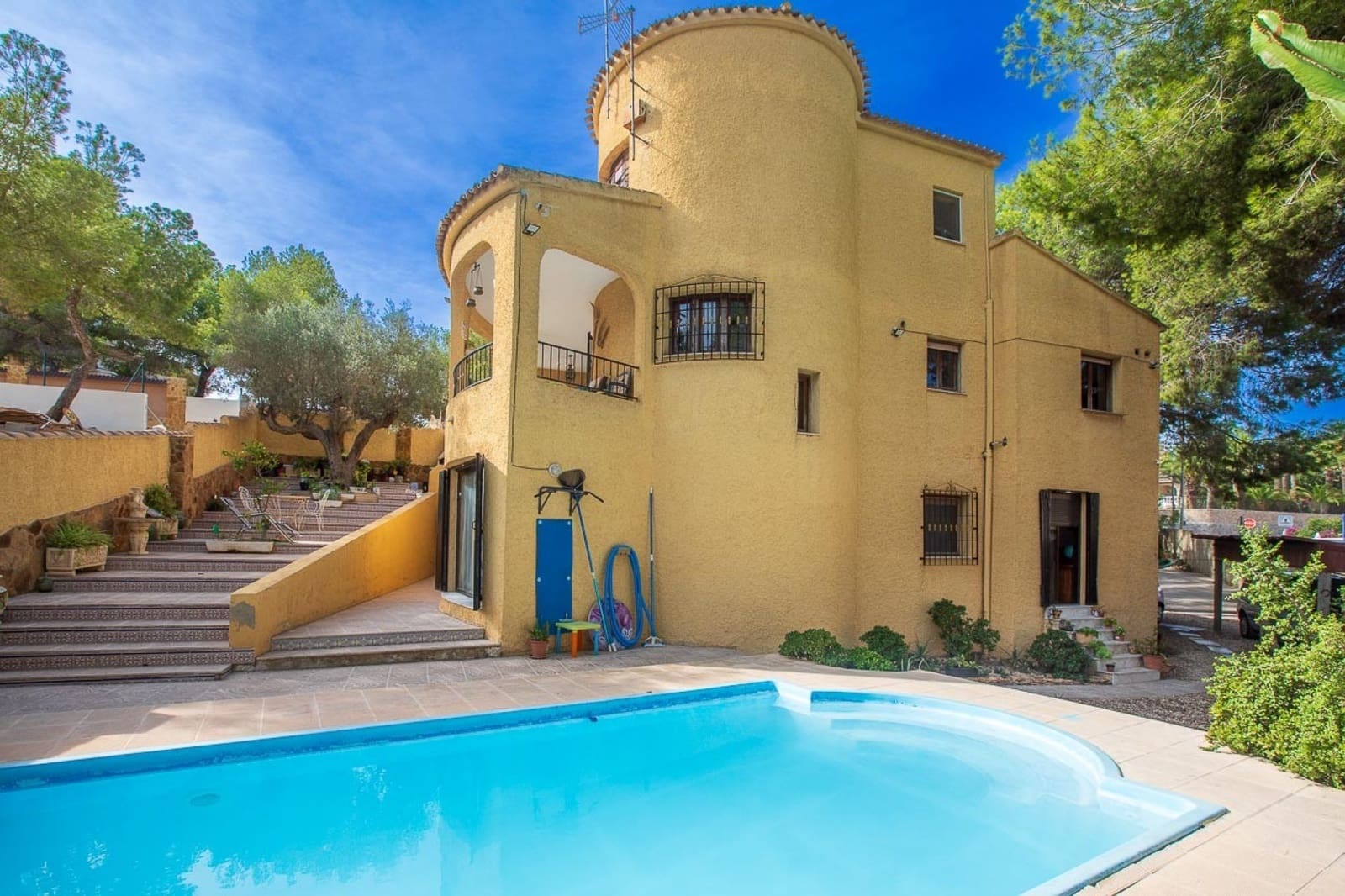 6 bedroom Villa for sale in Villamartin with pool garage - € 450,000 (Ref: 9321048)