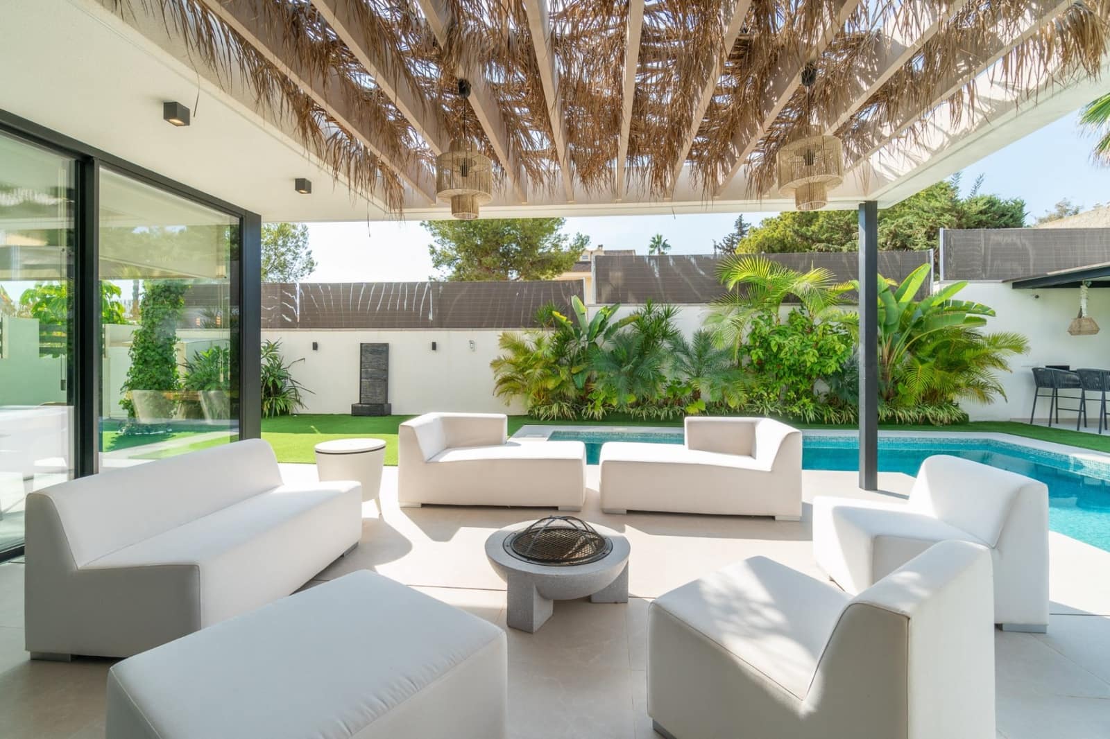 2 bedroom Villa for sale in Torrevieja with pool garage - € 649,000 (Ref: 9321052)