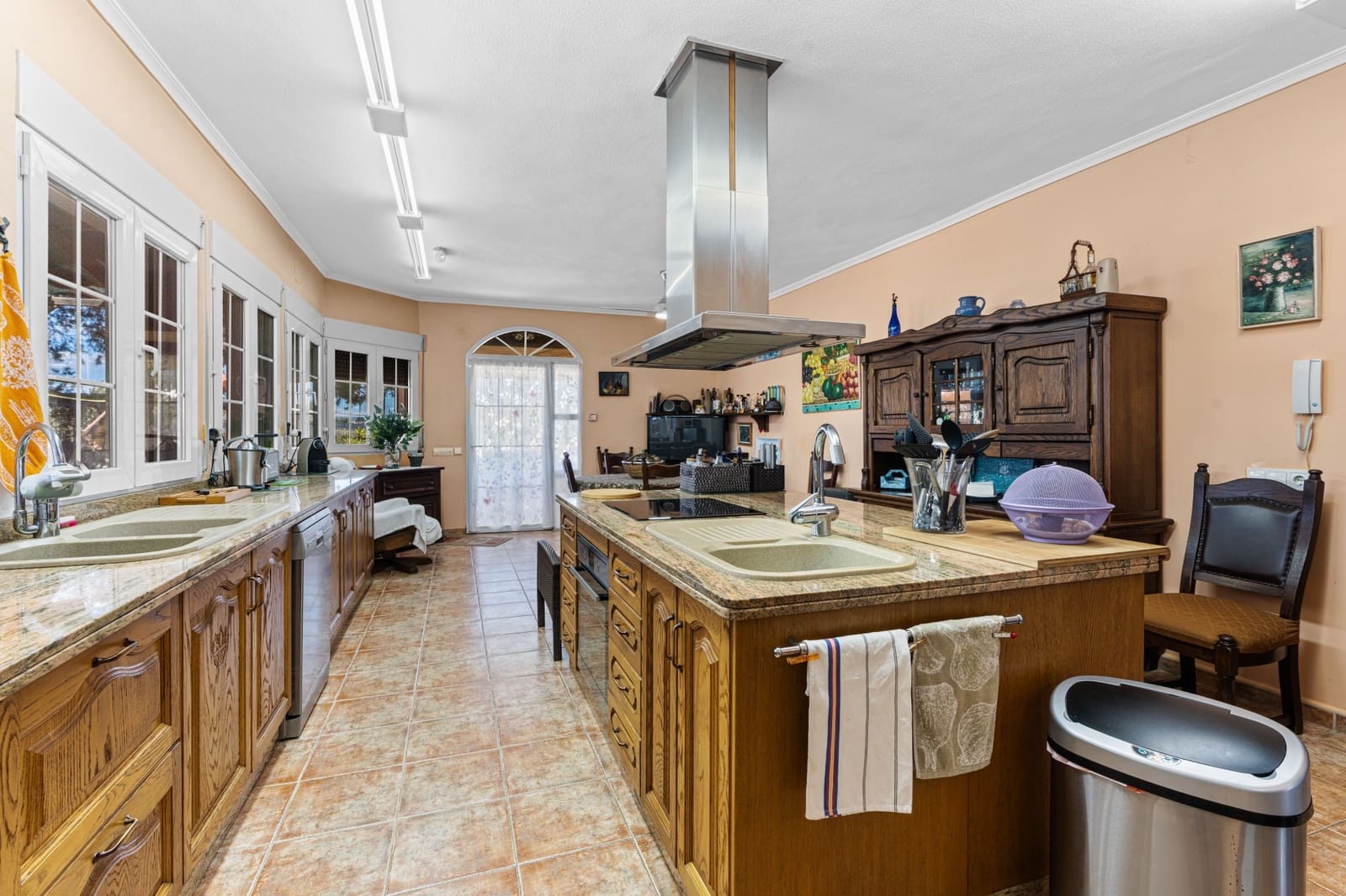 8 bedroom Villa for sale in El Altet with garage - € 679,000 (Ref: 9321058)