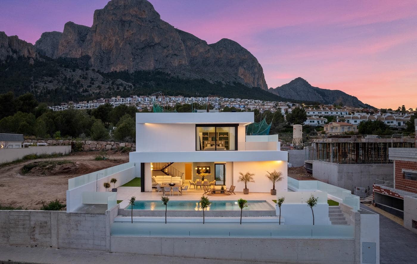 4 bedroom Villa for sale in Polop with pool garage - € 725,000 (Ref: 9477861)