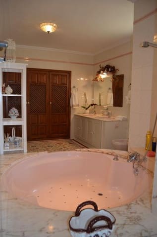 Chalet de 4 habitaciones en Dehesa de Campoamor, Orihuela en venta con piscina - 990.000 € (Ref: 9478158)