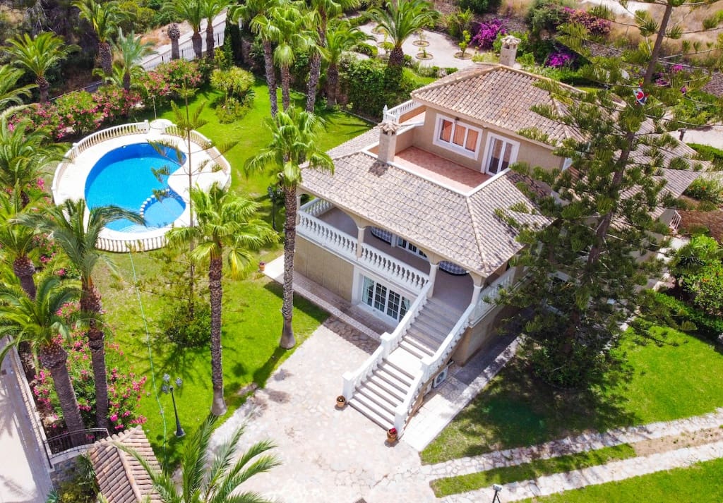 7 bedroom Villa for sale in Villamartin with pool garage - € 1,120,000 (Ref: 9478161)