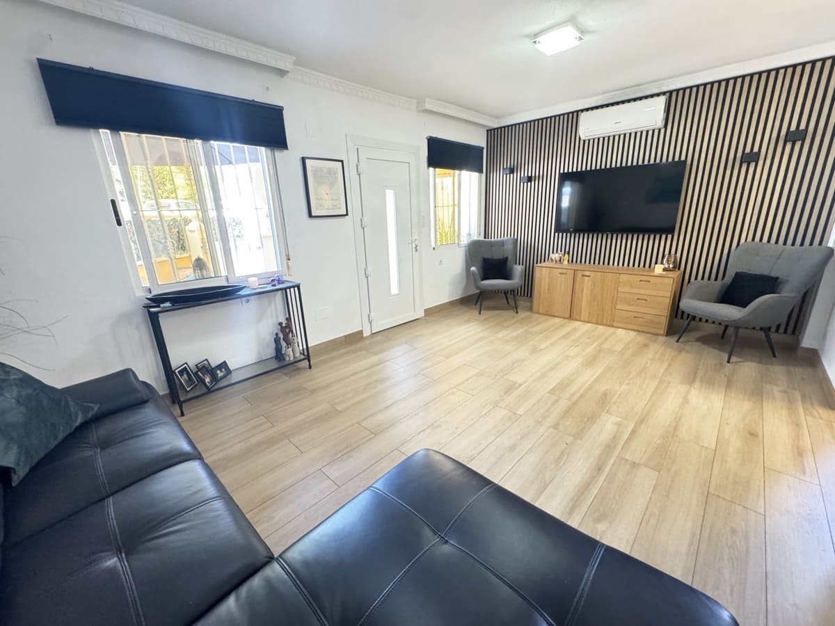 Chalet de 2 habitaciones en Villamartin en venta - 214.995 € (Ref: 9478175)