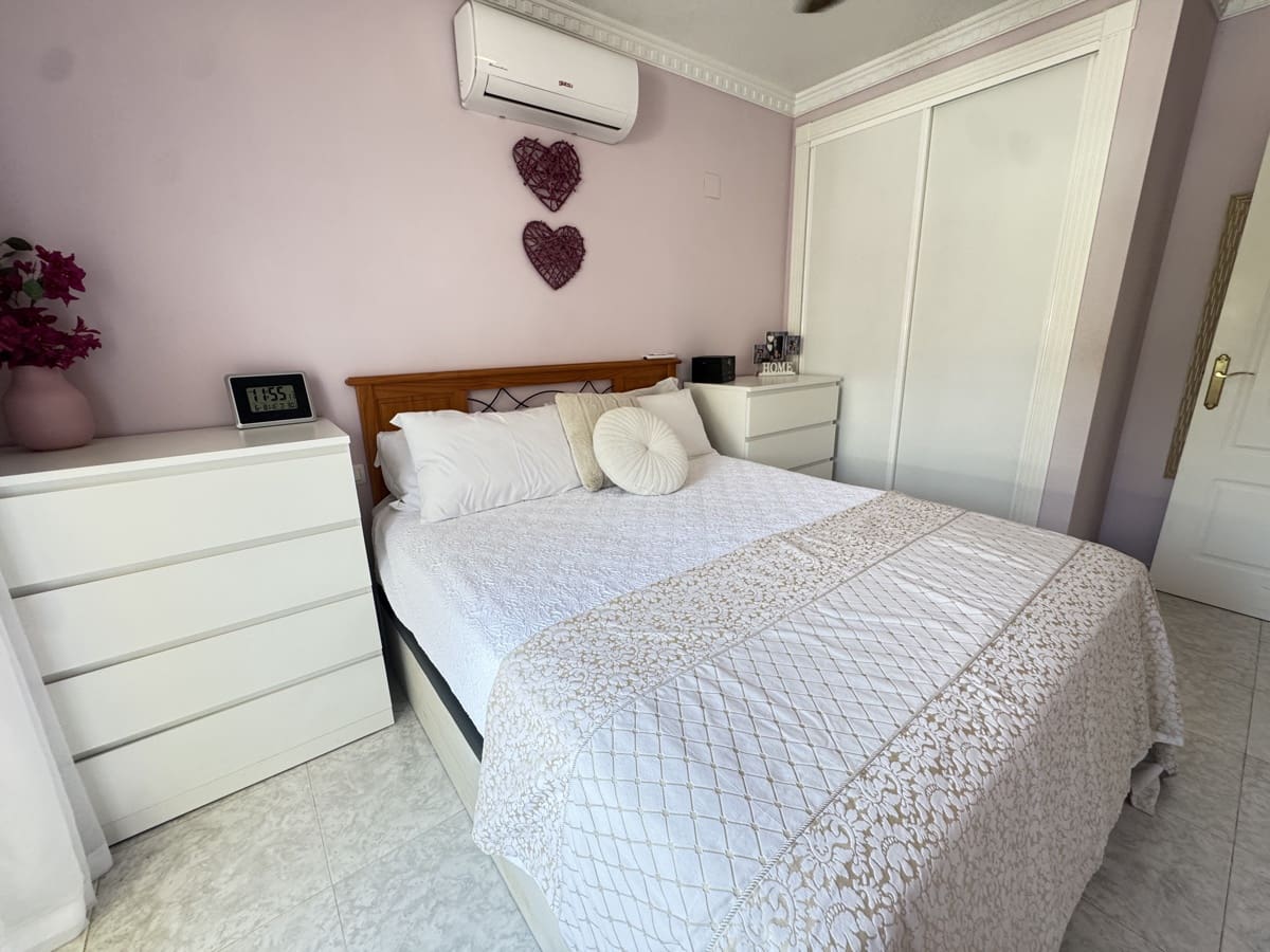 Chalet de 2 habitaciones en Villamartin en venta - 214.995 € (Ref: 9478175)