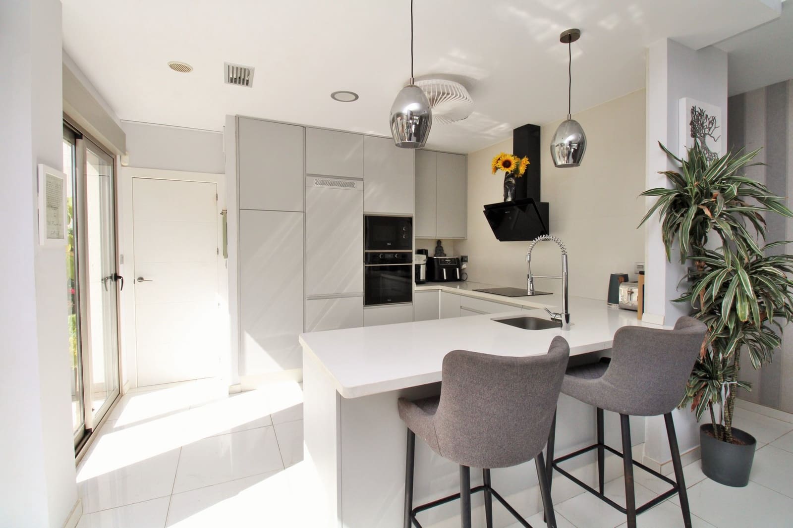 Chalet de 4 habitaciones en Villamartin en venta - 477.000 € (Ref: 9478231)