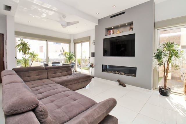 Chalet de 4 habitaciones en Villamartin, Orihuela en venta - 477.000 € (Ref: 9478231)