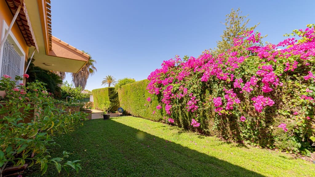 7 bedroom Villa for sale in Campoamor with pool garage - € 1,800,000 (Ref: 9478237)