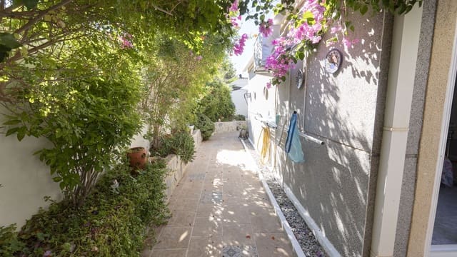 3 soveværelse Villa til salg i Torrevieja med swimmingpool garage - € 335.000 (Ref: 9478300)