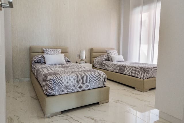 3 slaapkamer Villa te koop in Villamartin, Orihuela met zwembad garage - € 399.900 (Ref: 9478386)