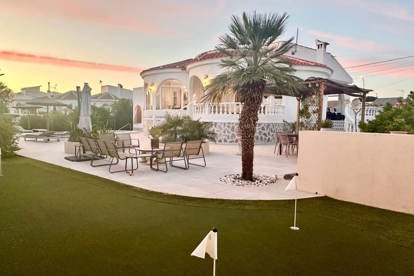 3 sypialnia Willa na sprzedaż w Torrevieja z basenem garażem - 645 000 € (Ref: 9563630)