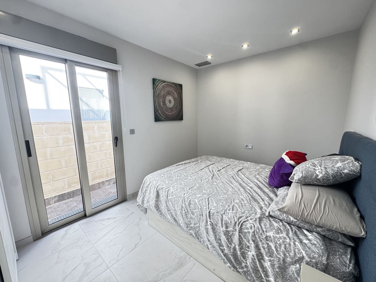 5 bedroom Villa for sale in Villamartin - € 480,000 (Ref: 9577831)