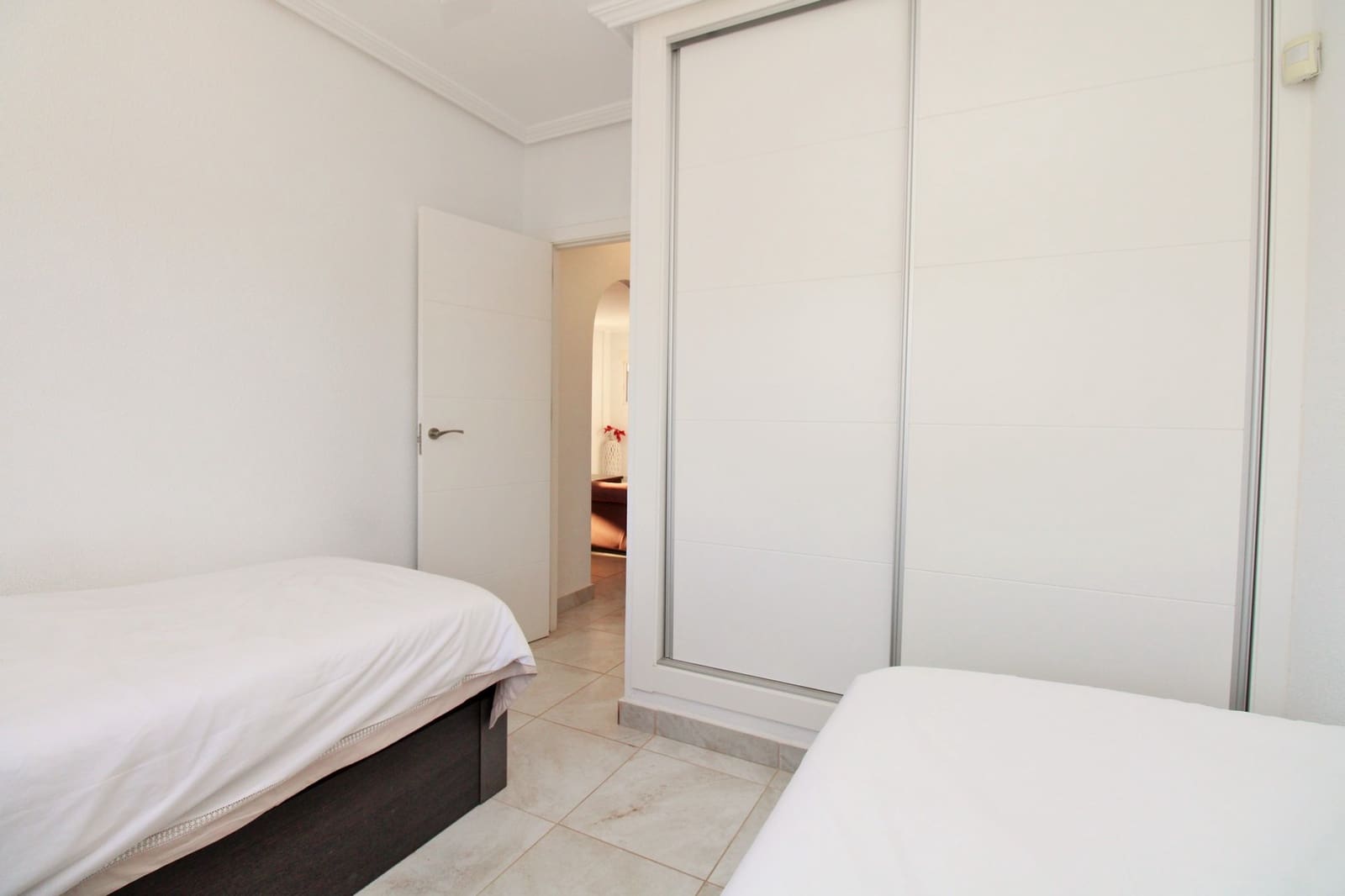 Chalet de 4 habitaciones en Playa Flamenca en venta - 399.950 € (Ref: 9577955)