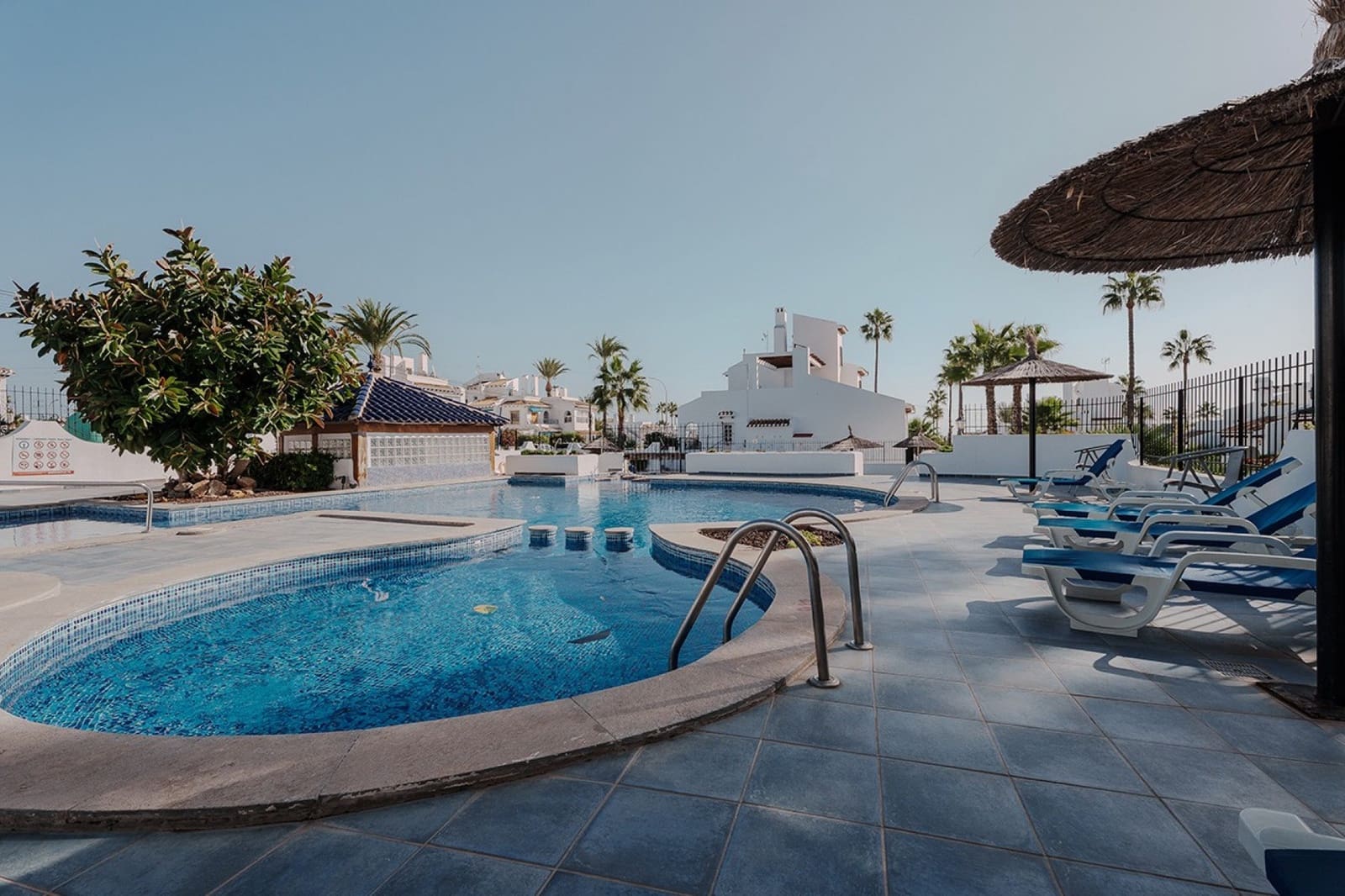 3 quarto Casa em Banda para venda em Villamartin com piscina - 299 000 € (Ref: 9593670)