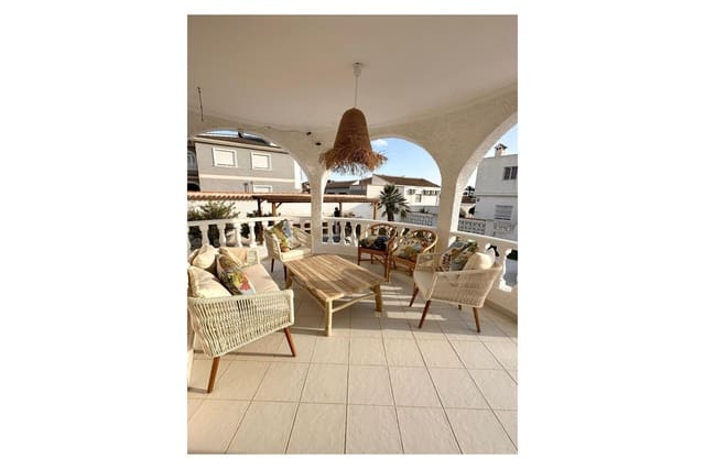 3 sypialnia Willa na sprzedaż w Torrevieja z basenem garażem - 645 000 € (Ref: 9593676)