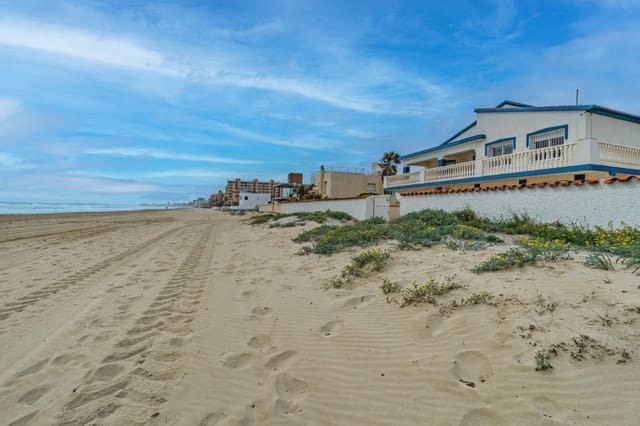 6 bedroom Villa for sale in La Manga del Mar Menor with garage - € 1,100,000 (Ref: 9612927)