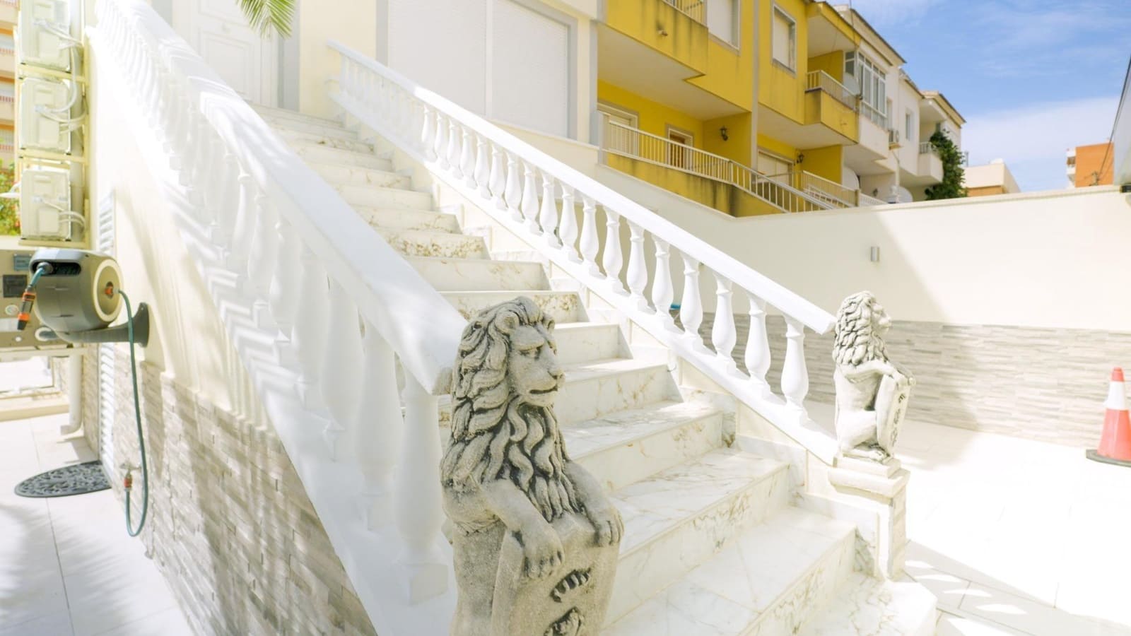 4 soveværelse Byhus til salg i Torrevieja med swimmingpool - € 529.000 (Ref: 9613043)