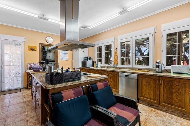 Chalet de 8 habitaciones en El Altet, Elche / Elx en venta con garaje - 679.000 € (Ref: 9655180)