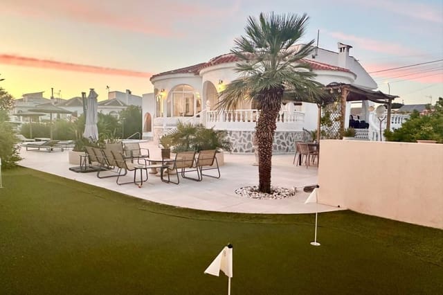 Chalet de 3 habitaciones en Torrevieja en venta con piscina garaje - 645.000 € (Ref: 9655368)